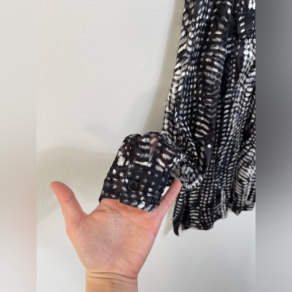 Chico's Black White Silk Lightweight Burnout Art-to-Wear Shirt Тор Button Down 1 - Picture 5 of 11